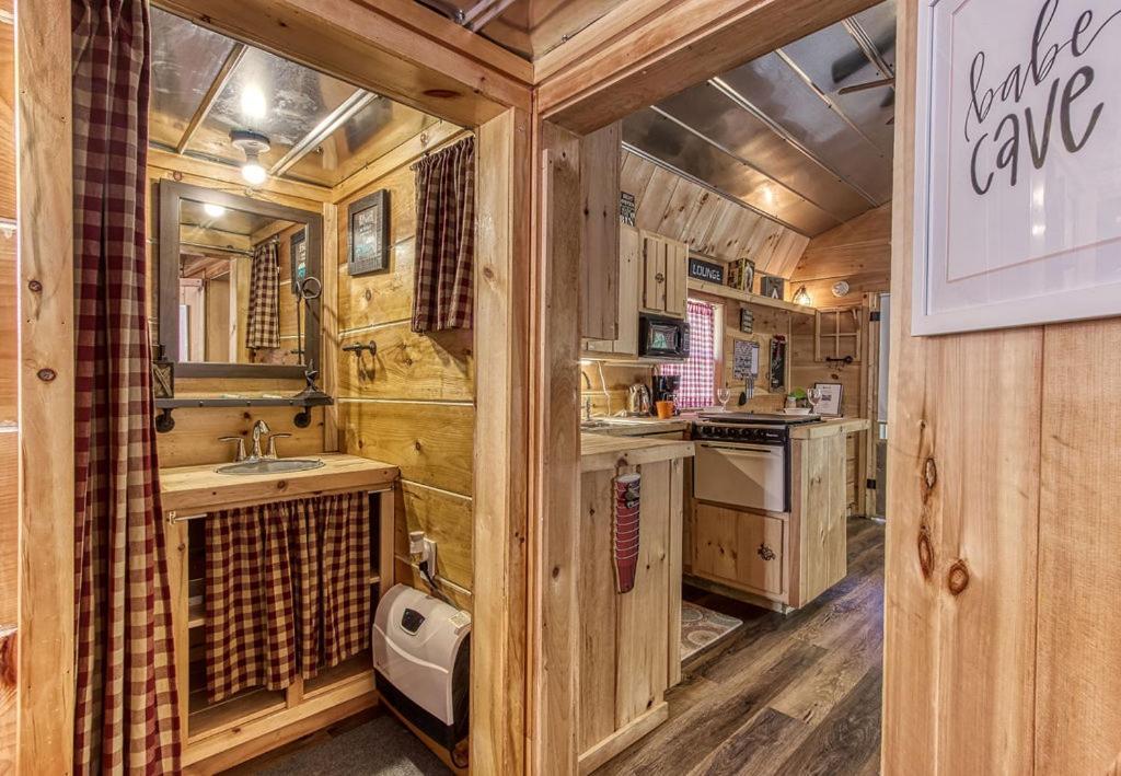 The Tiny Barn, 1089 Free Tickets Each Paid Day, Dollywood And More Sevierville Exterior photo
